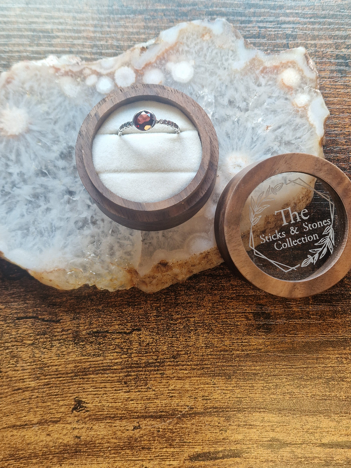 Garnet Faceted Patterned Band Ring