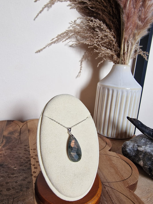 Faceted Labradorite Teardrop Pendant (925 Silver)💙