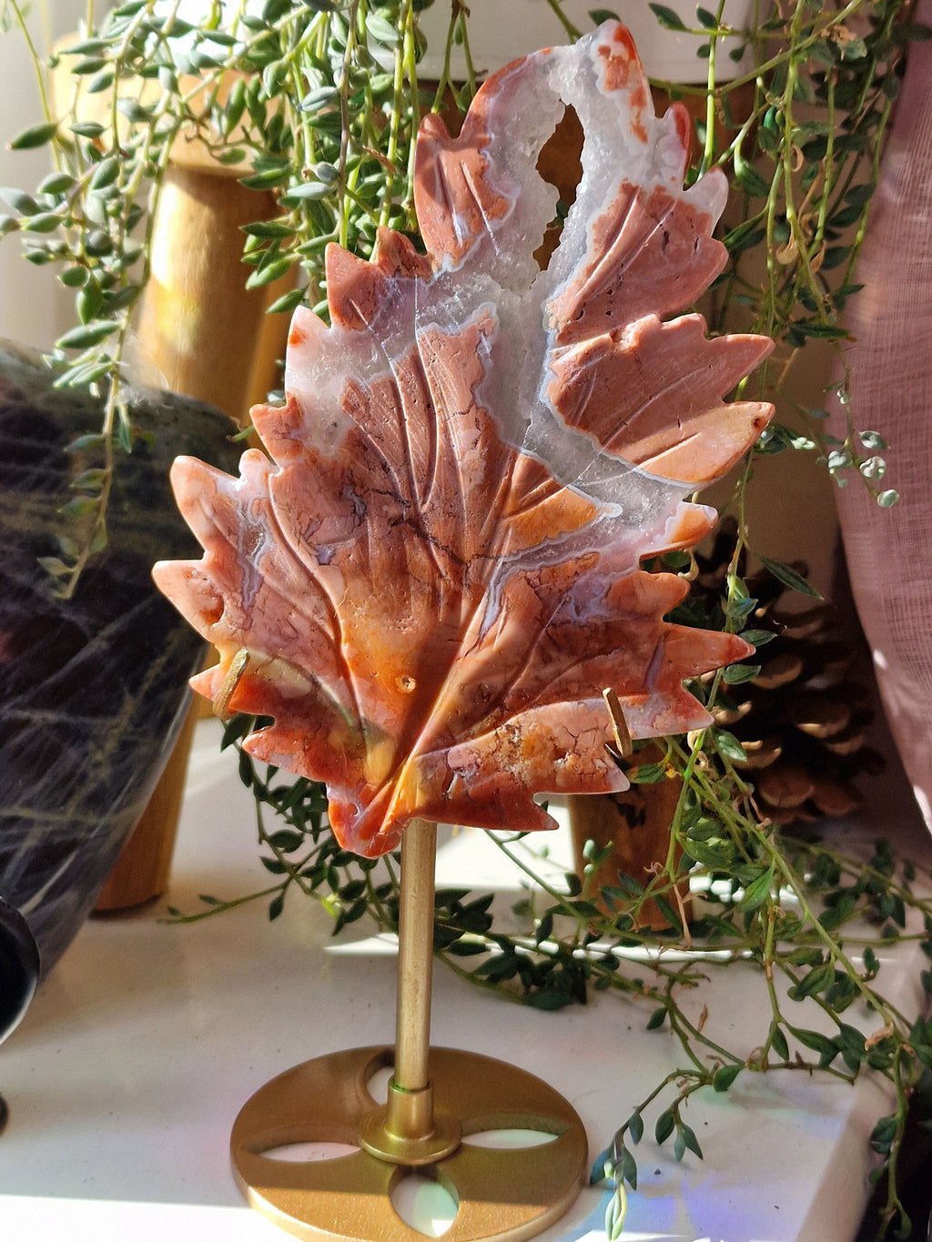 Druzy Pink Agate Crystal Leaf on Gold-Coloured Stand