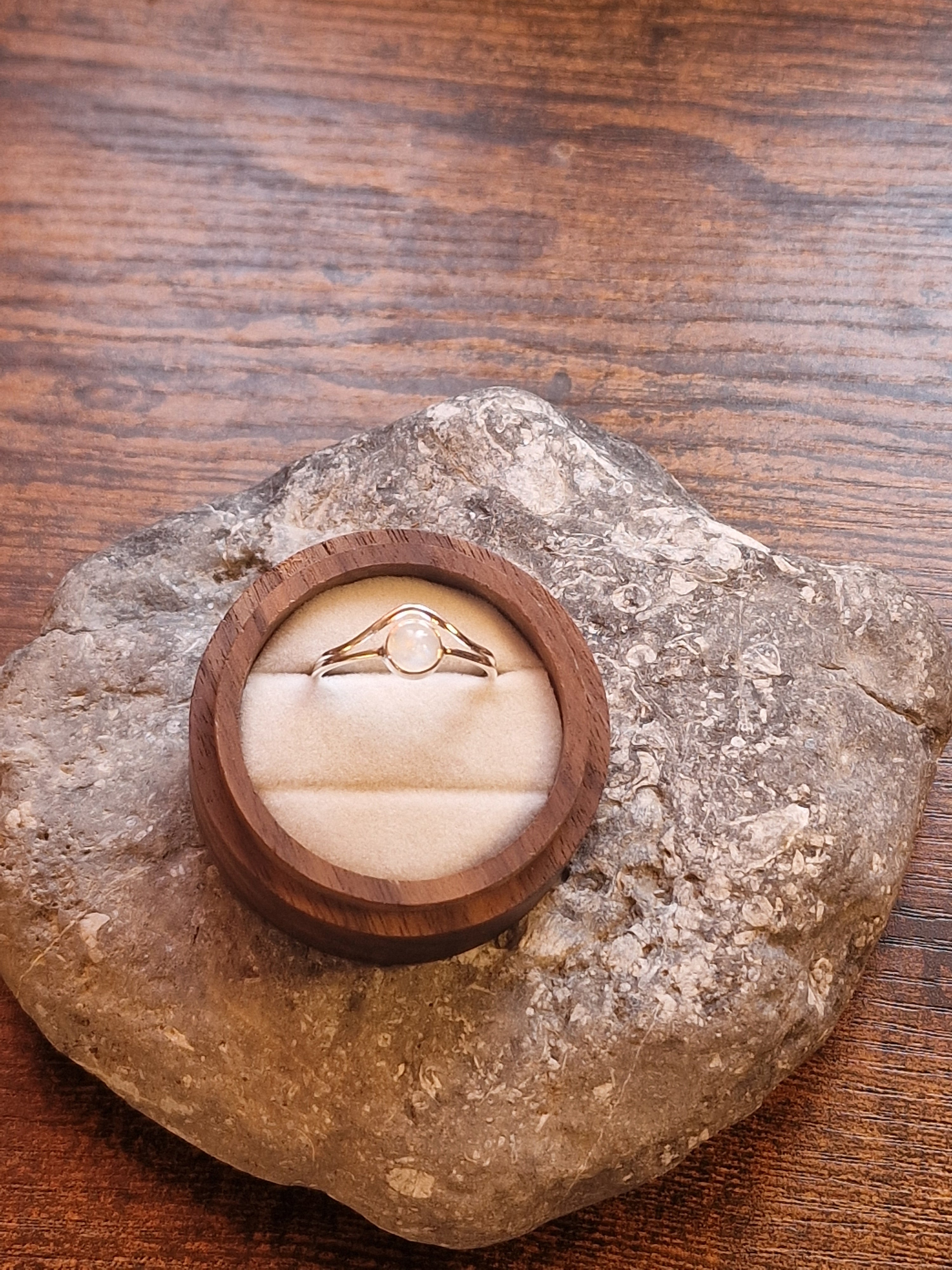 Ivy Split Chevron with Rainbow Moonstone Ring Size T